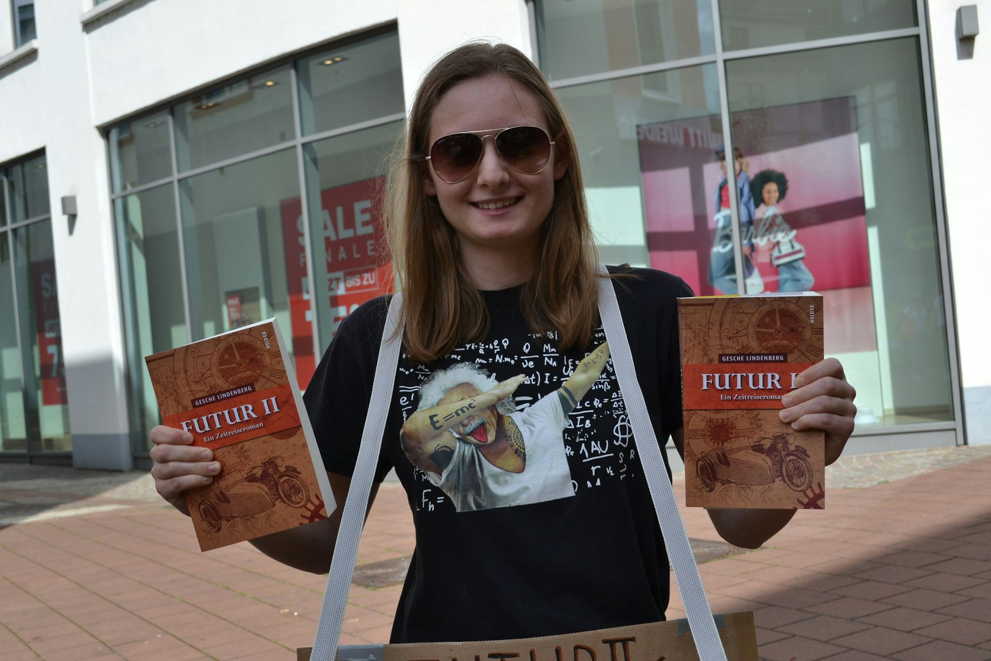 Nachwuchsautorin Gesche Lindenberg bietet ihren Siegburg-Krimi persönlich an.