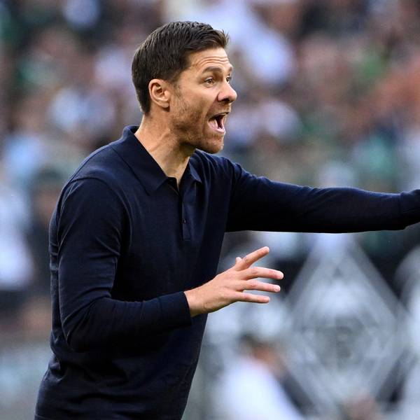 Leverkusens Trainer Xabi Alonso gibt Anweisungen.