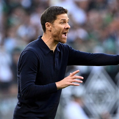 Leverkusens Trainer Xabi Alonso gibt Anweisungen.