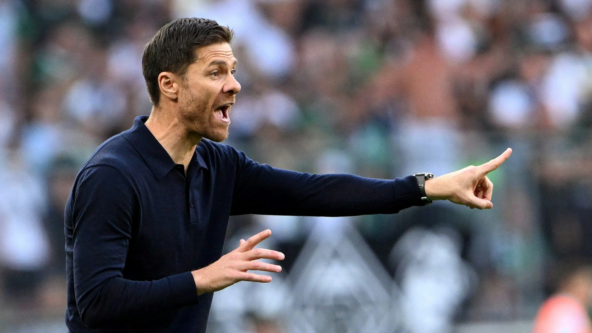 Leverkusens Trainer Xabi Alonso gibt Anweisungen.