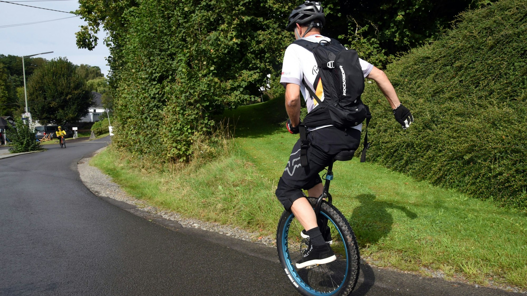 Sogar auf nur einem Rad waren manche der Teilnehmenden am Autofreien Sonntag in der Stadt Waldbröl und ihrer Nachbargemeinde Nümbrecht unterwegs. Hier sieht man einen Einradfahrer in der Nähe der Waldbröler Ortschaft Hahn.