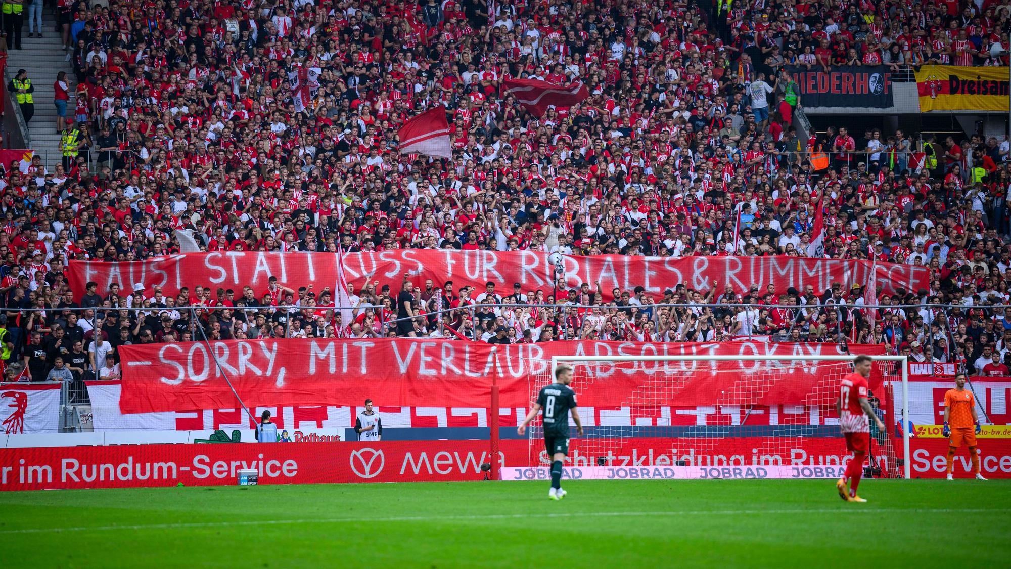 Ein Fan-Transparent am Wochenende beim Bundesliga-Spiel in Freiburg zeigt die Aufschrift: „Faust statt Kuss für Rubiales & Rummenigge - Sorry, mit Verlaub absolut okay“.