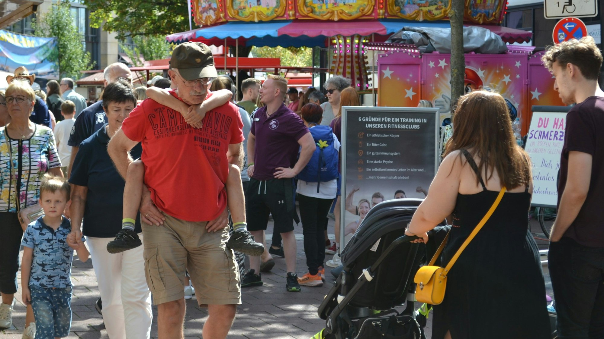 Blick in die mit Menschen vollgestopfte Fußgängerzone in Siegburg.