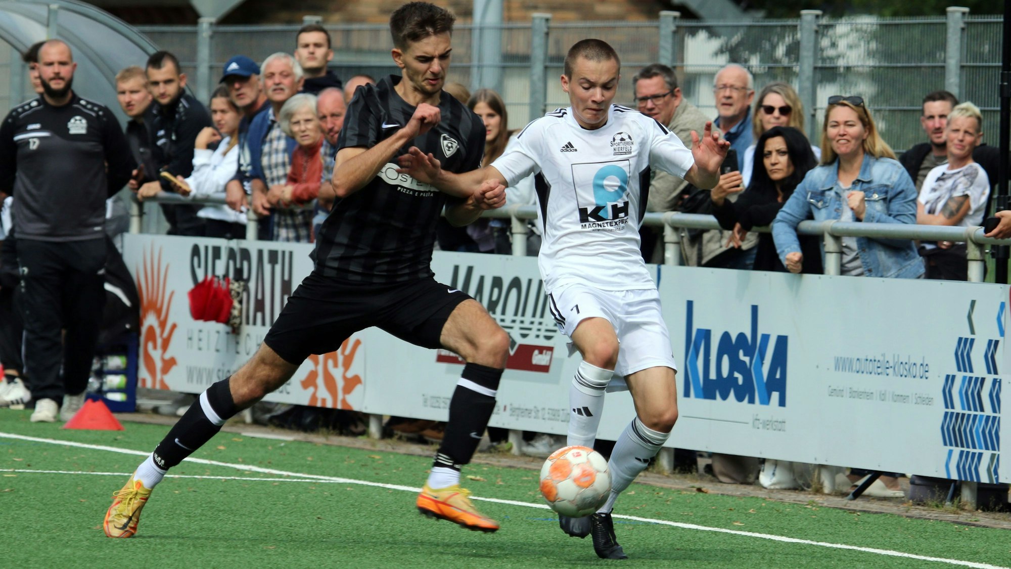 Mit einem Derby starten die JSG Erft und der SV Nierfeld am Sonntag. Im Hinspiel duellierten sich Tom Neukirch und Oleksandr Chornyi vor den Augen der Zuschauer.