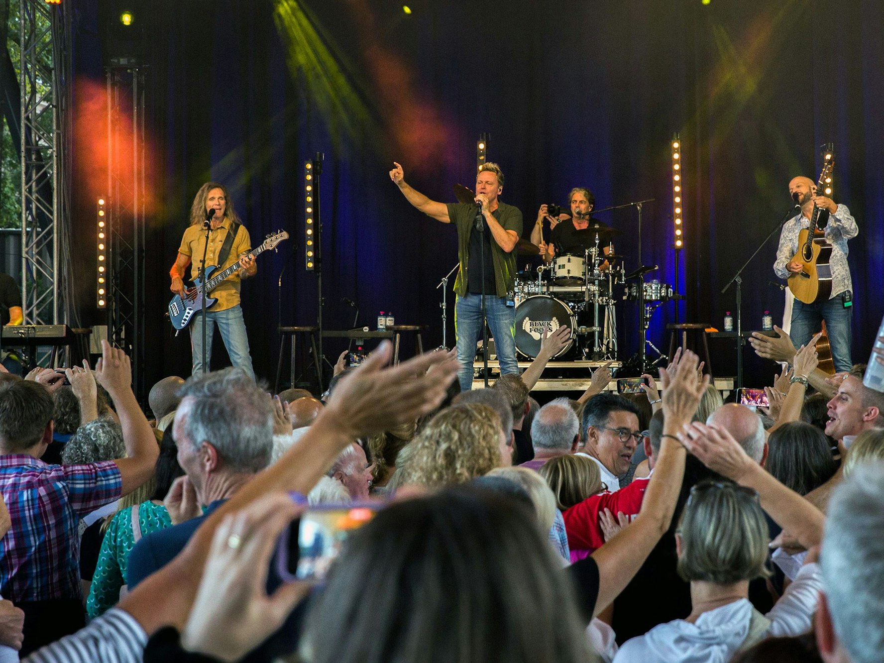 Blick aus dem Publikum auf die Bühne.