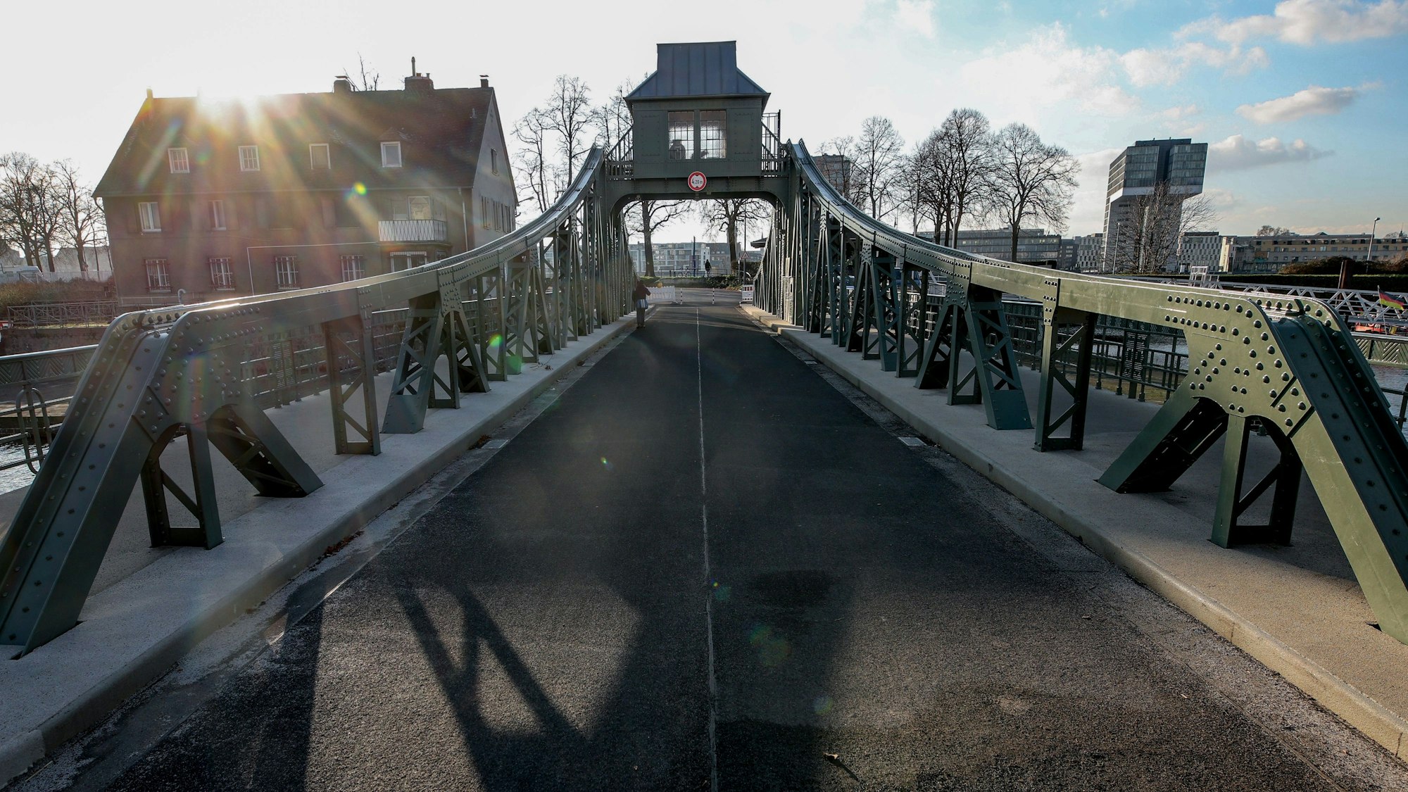 Blick auf die Drehbrücke am Deutzer Hafen am Rhein in Köln.
