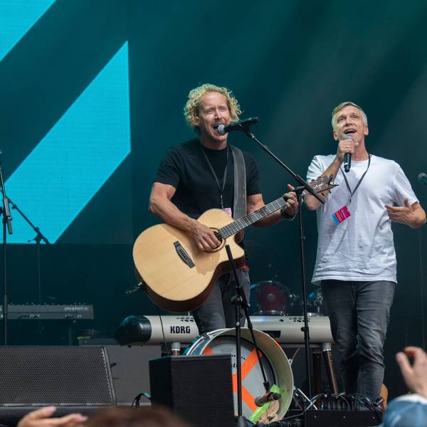 Bastian Campmann und Florian Peil von Kasalla auf einer Open-Air-Bühne