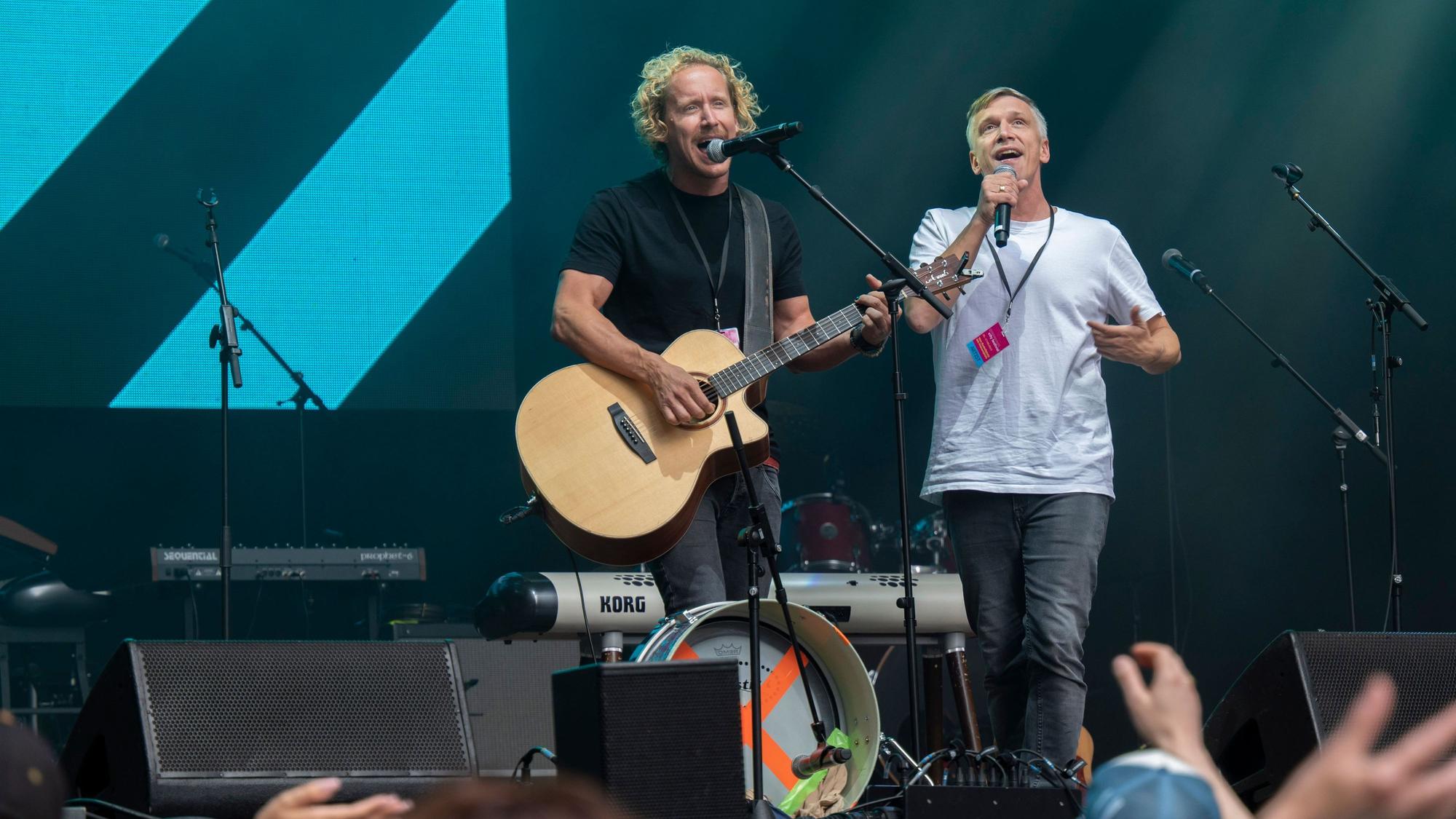 Bastian Campmann und Florian Peil von Kasalla auf einer Open-Air-Bühne