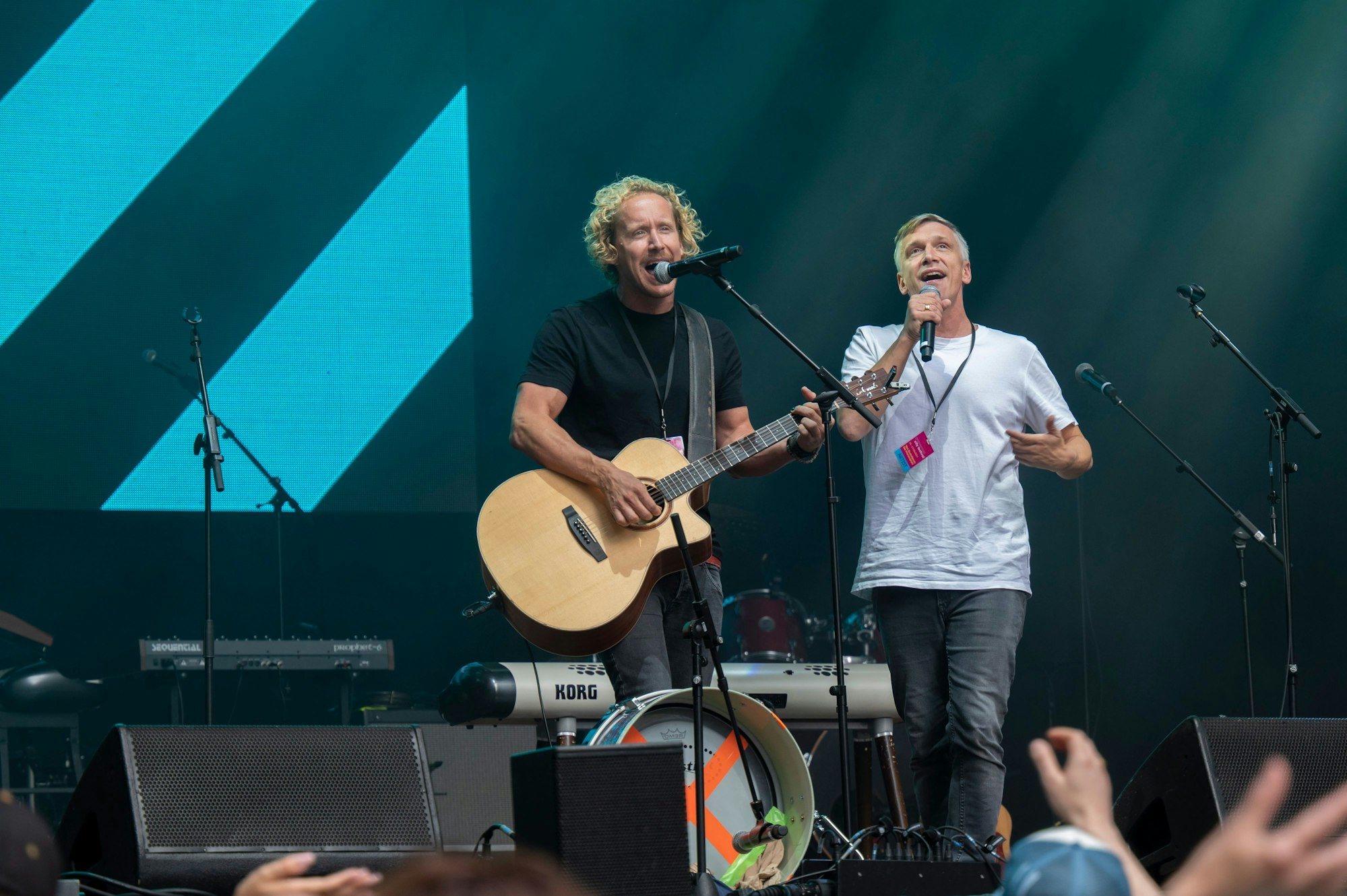 Kasalla bei einem Konzert im Rahmen des Gamescom City-Festivals mit dem Motto Arsch huh fürs Klima! Im Bild: Flo Peil mit Gitarre und Sänger Basti Campmann
