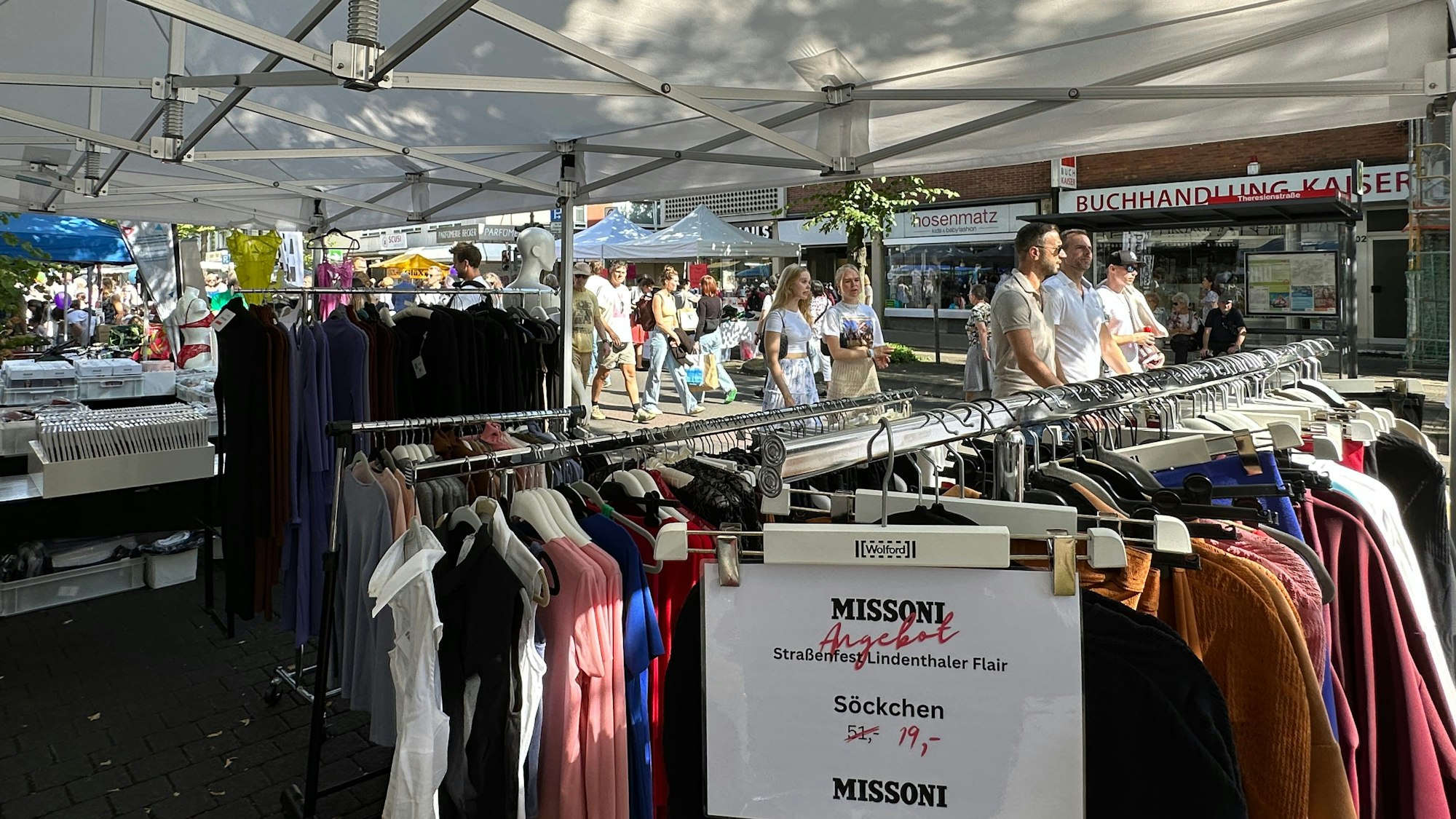 Ein Stand mit Kleidung.