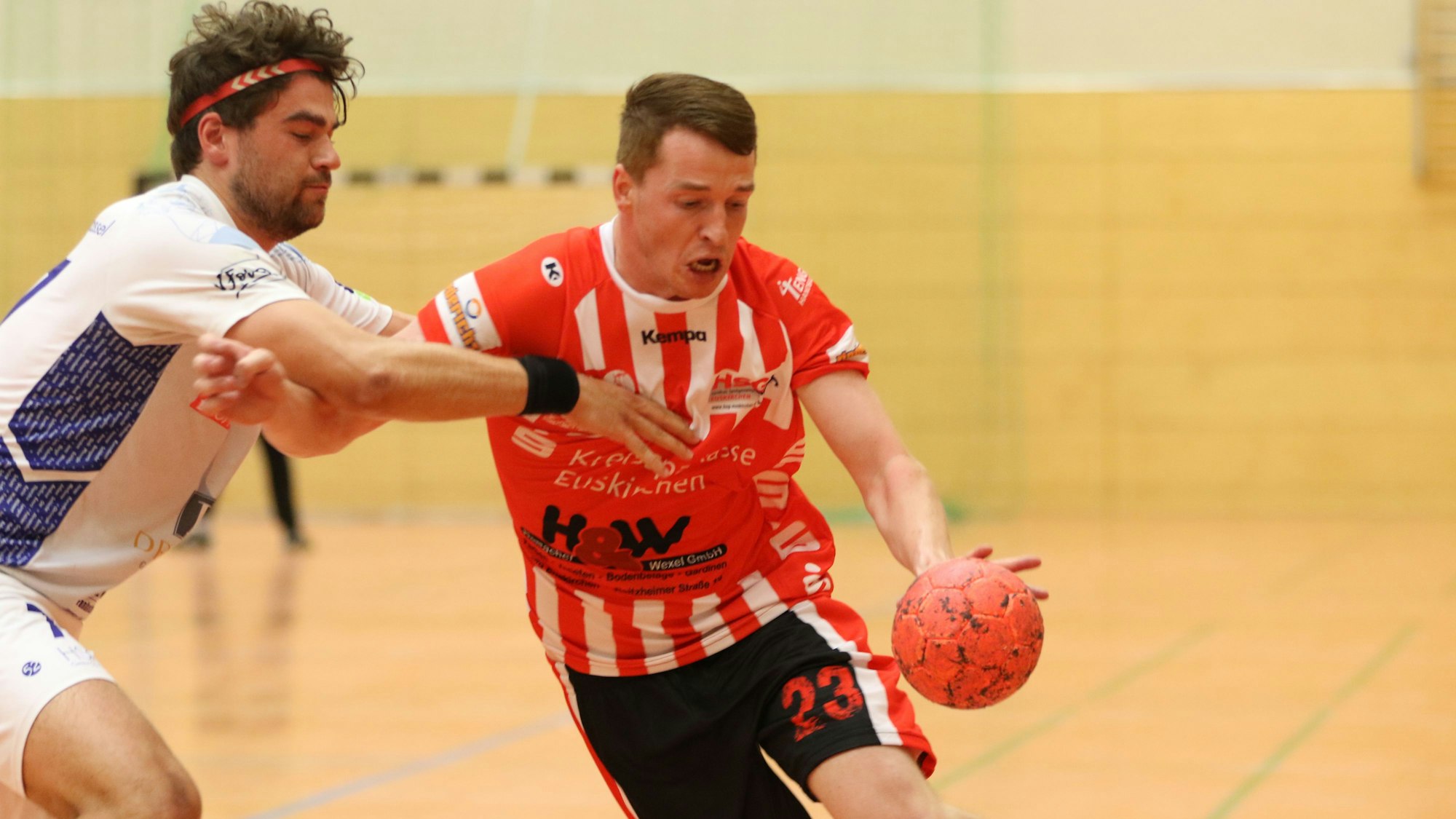 Handballer Tobias Schmitz im Zweikampf.