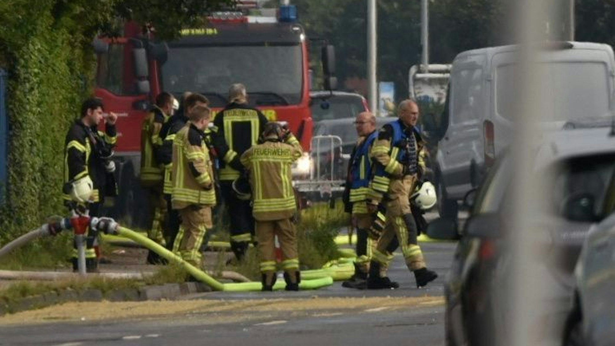 Kempen: Kräfte der Feuerwehr sind im Einsatz bei einem Brand in einem Chemieunternehmen.