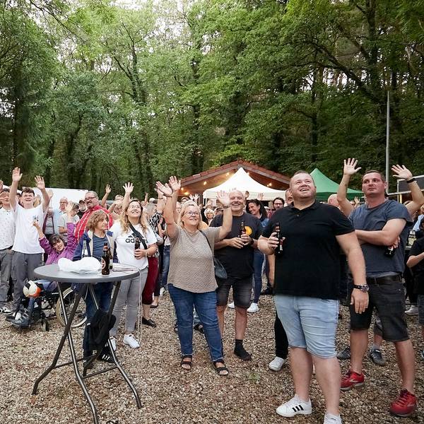 Auf einem Festplatz recken Konzertbesucher ihre Arme in die Höhe, damit sie bei einer Zählung per Drohne registriert werden.