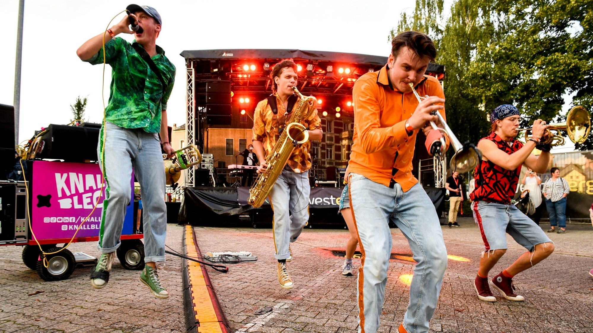 Auf dem Foto ist das Ensemble „Knallblech“ zu sehen.