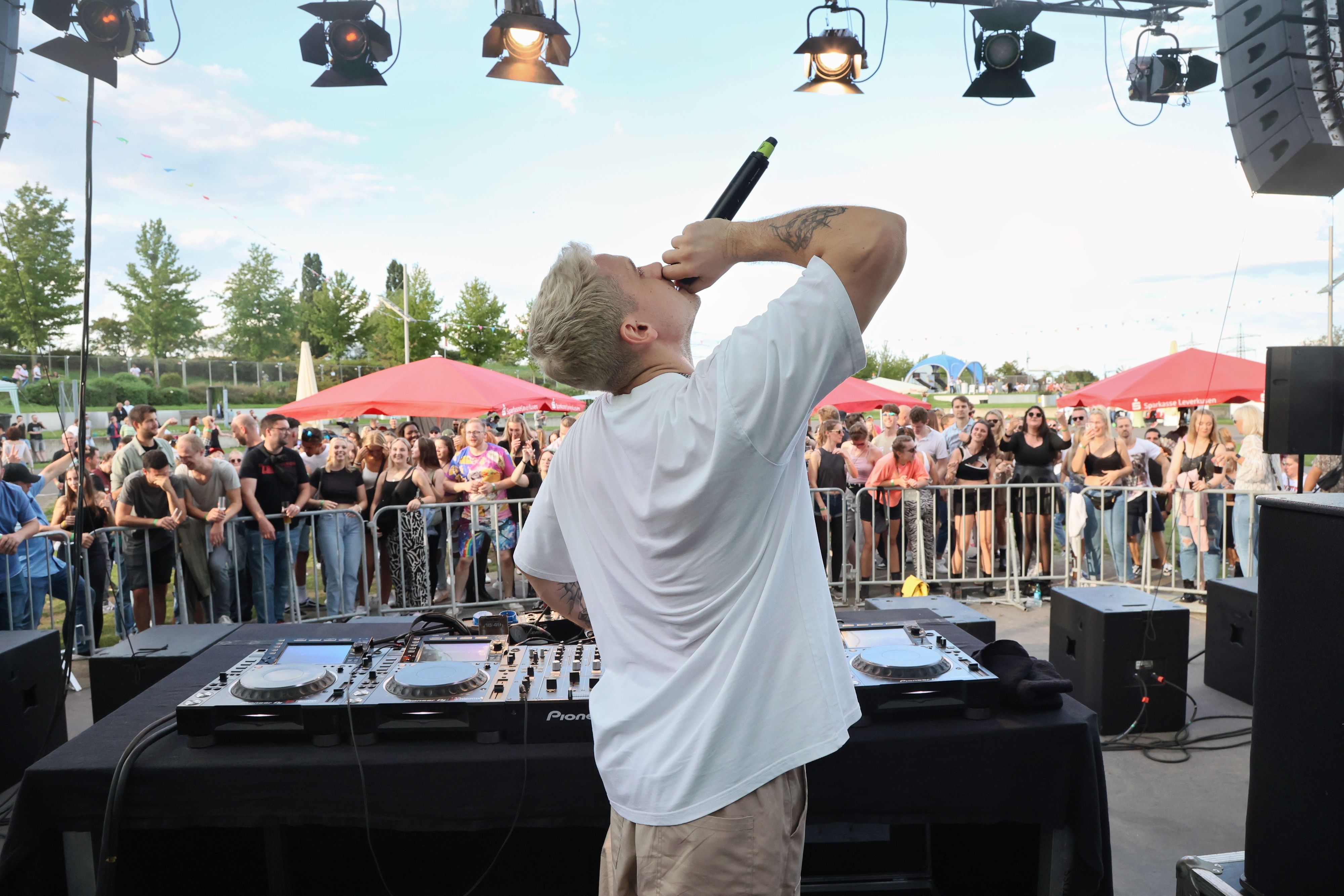 Leverkusen Sonnenbrandparty
Foto: Michael Wand
