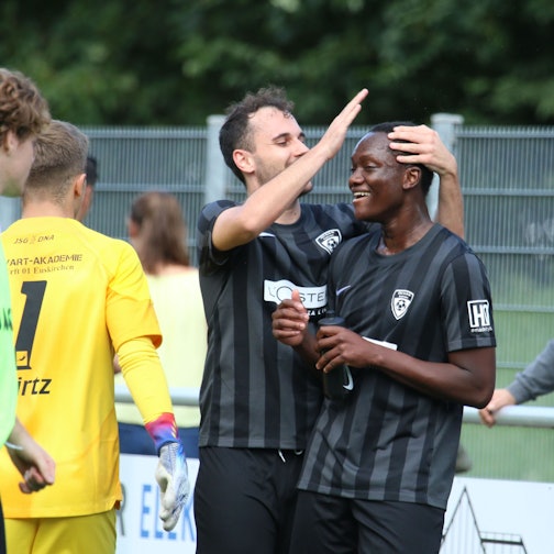 Ein Euskirchener Spieler haut Prince Yoka mit der flache Hand gegen die Stirn, mit der er zwei Treffer erzielt hat.