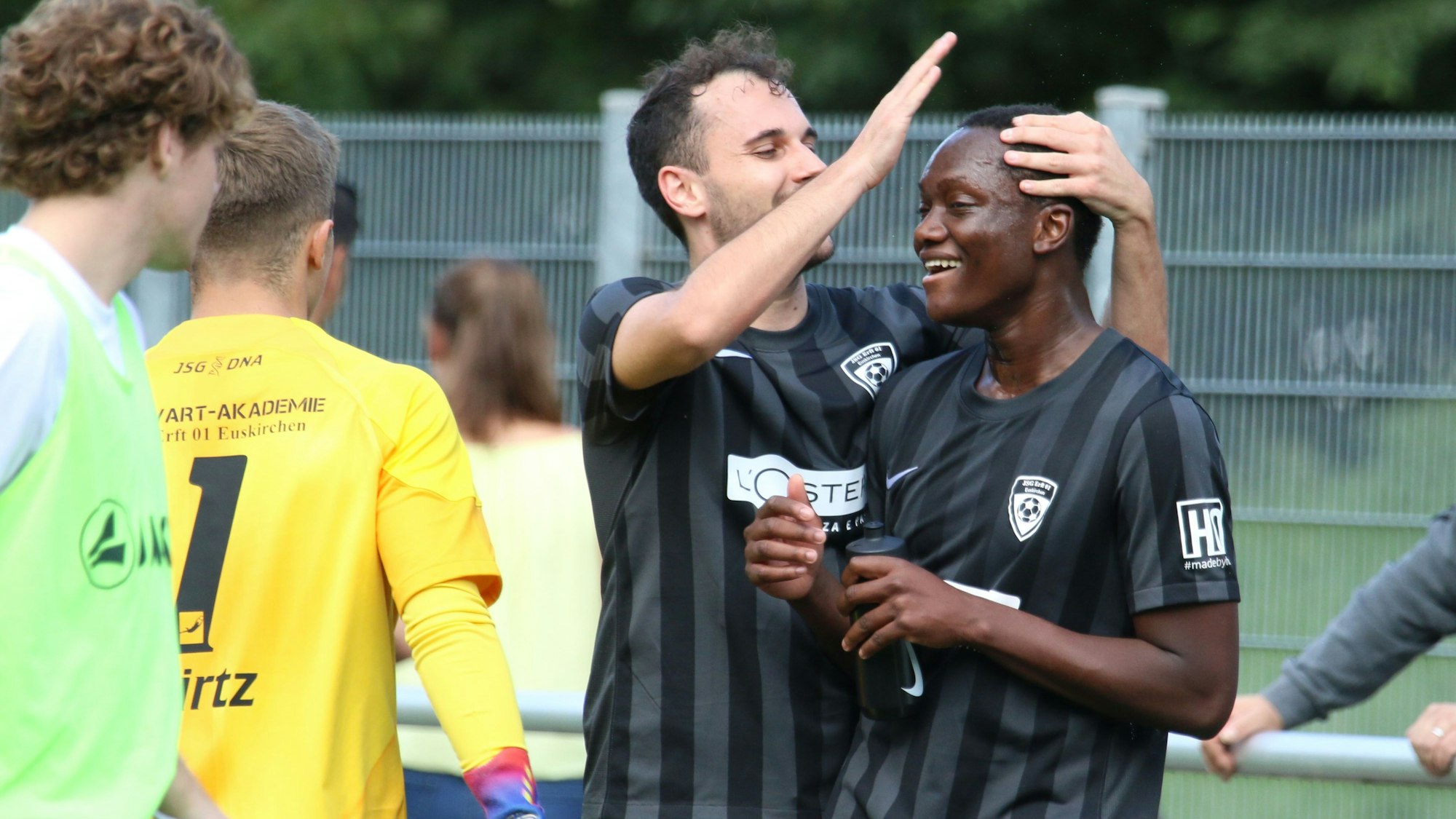 Ein Euskirchener Spieler haut Prince Yoka mit der flache Hand gegen die Stirn, mit der er zwei Treffer erzielt hat.