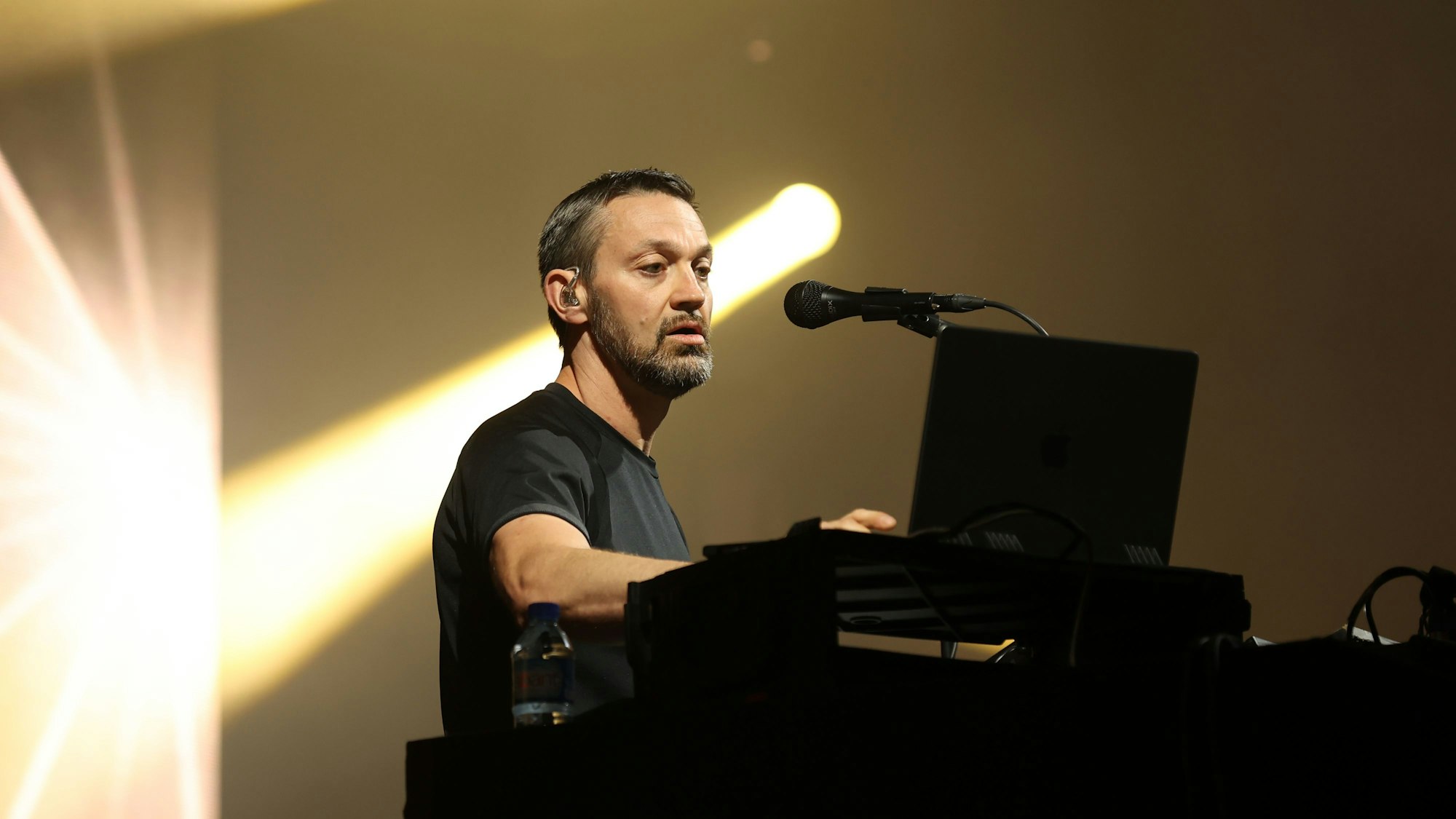 Fritz Kalkbrenner steht in einem schwarzen T-Shirt auf der Bühne des Gamescom City Festivals.