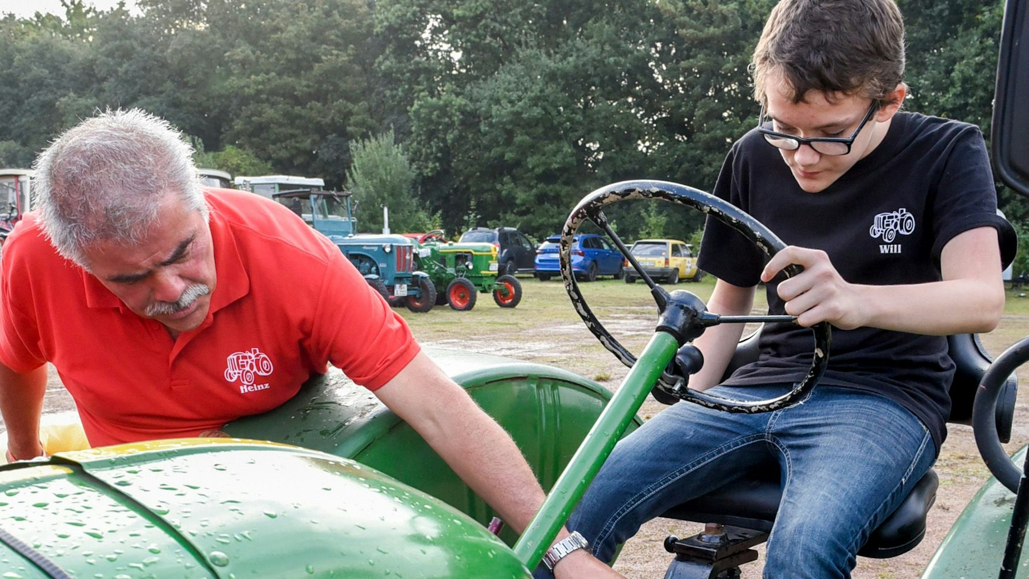 Das Foto zeigt den vierzehnjährigen Will auf einem Traktor.