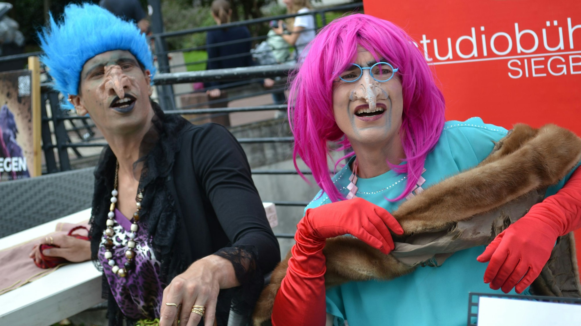 René Böttcher mit violetter Perücke und Christoph Wolf mit pinker Perücke waren als Humperdincks Hexe beim Stadtfest in Siegburg  im Einsatz.