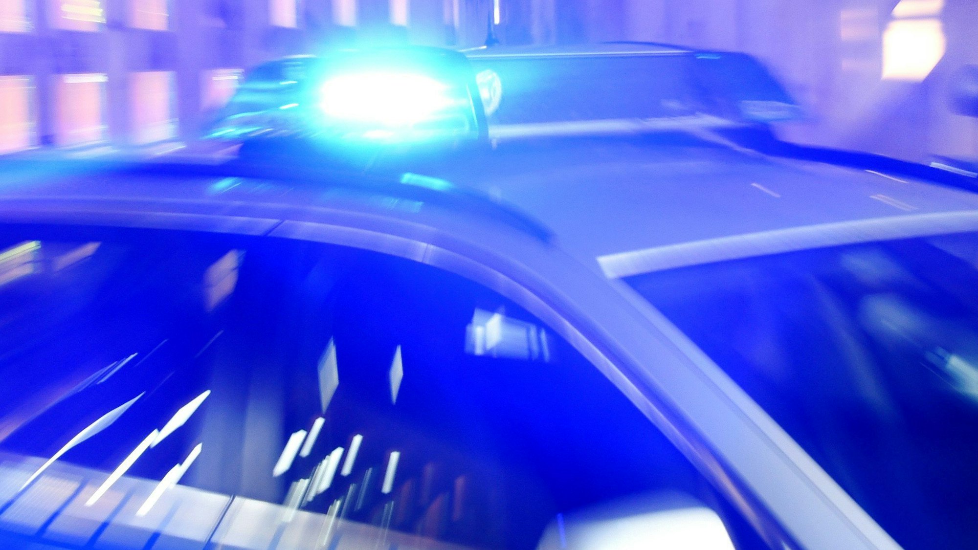 Ein Streifenwagen mit Blaulicht.