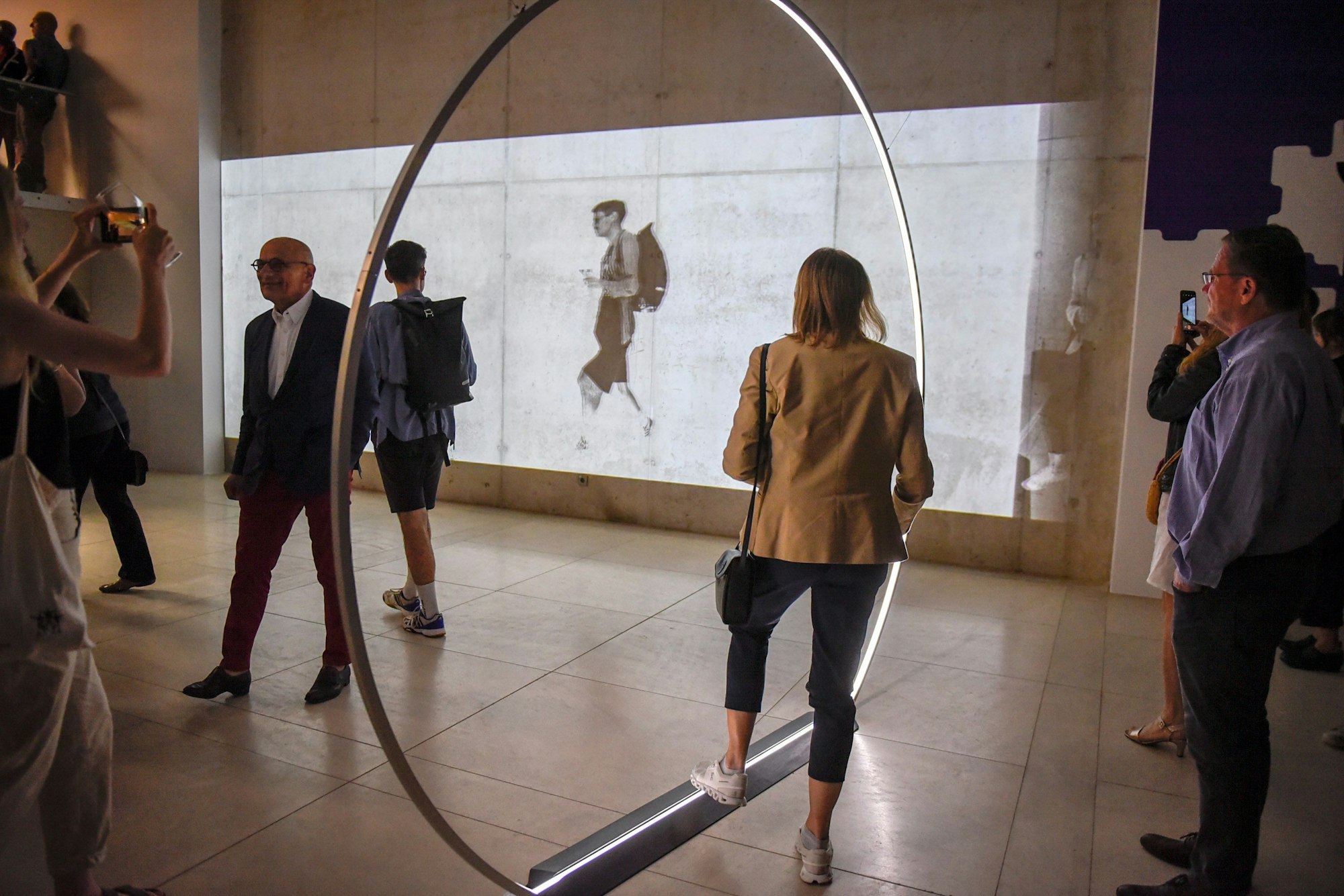 Im Durchschreiten eines beleuchteten Aluminumrings wirft in der Arbeit von Louis-Philippe Rondeau eine Kamera eine veränderte Wirklichkeit auf die Leinwand.