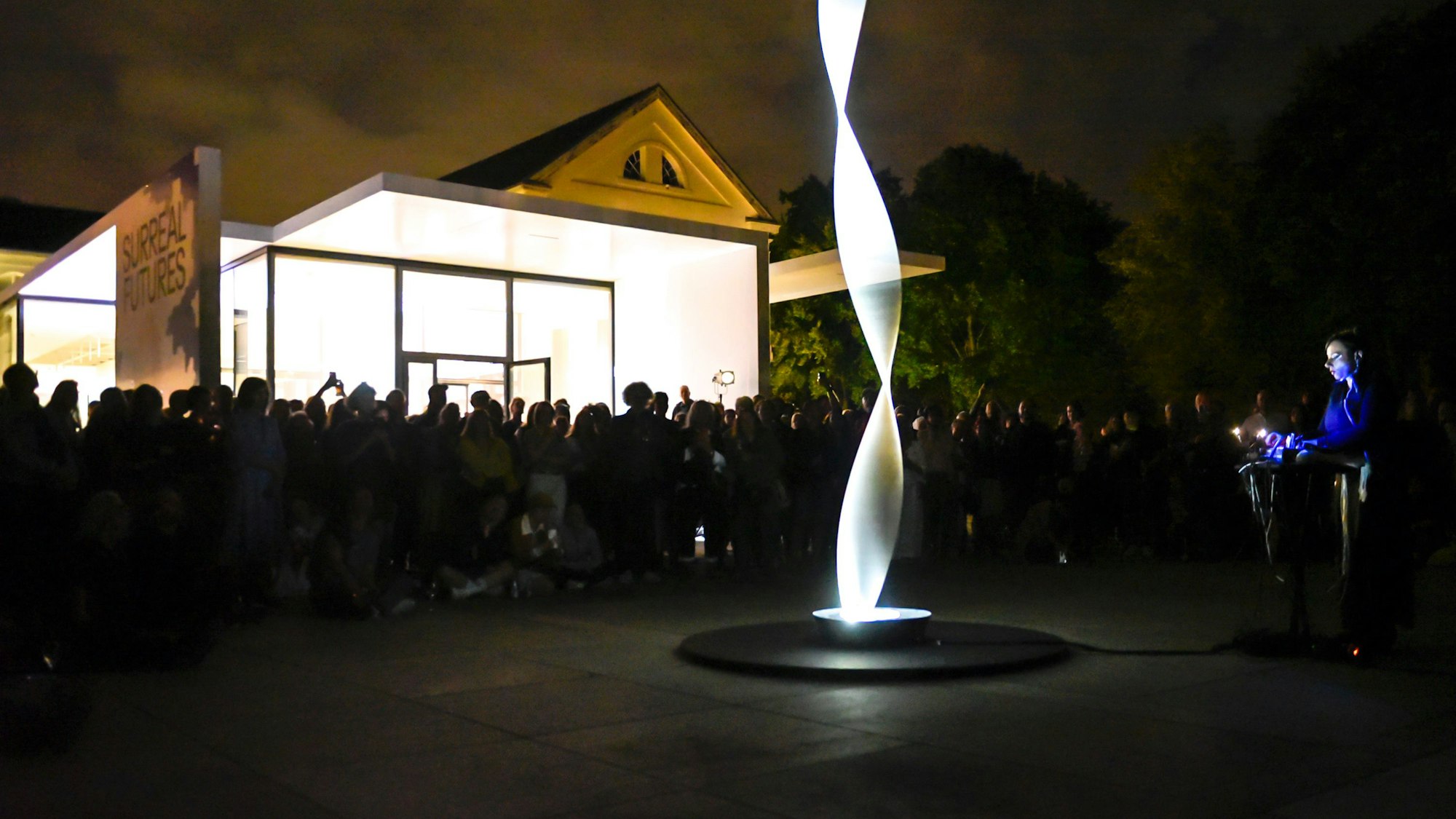 Michela Pelusio zeigte einmalig zur Eröffnung der Ausstellungseröffnung „Surreal Futures“ auf dem Vorhof des Max-Ernst-Museums ihre Performance „SpaceTime Helix“.