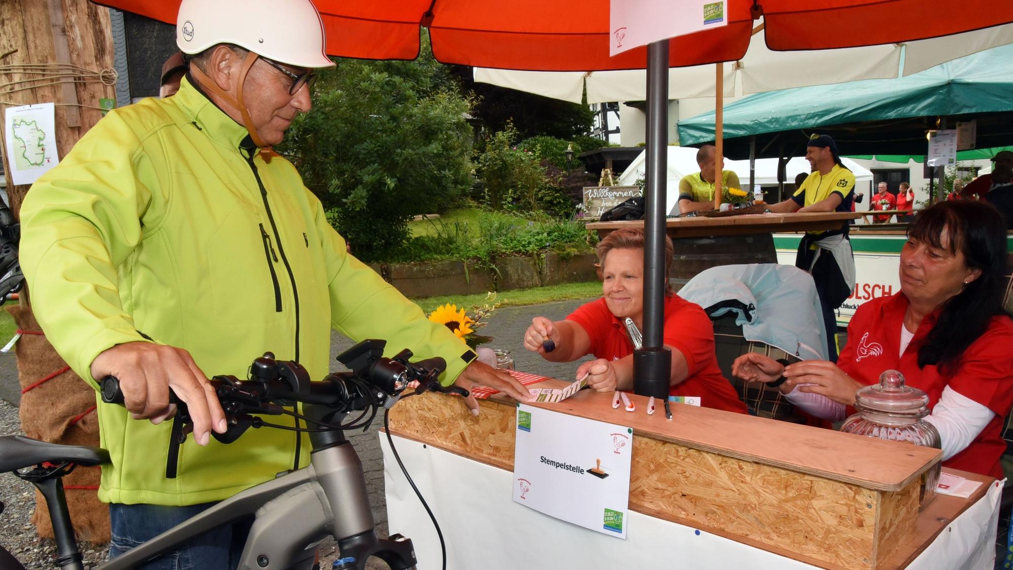 Dorfgemeinschaften, wie die hier in Waldbröl-Hahn, organisierten sechs Raststationen entlang der Strecke, um die Teilnehmenden am Autofreien Sonntag mit Proviant und Stärkungen zu versorgen.