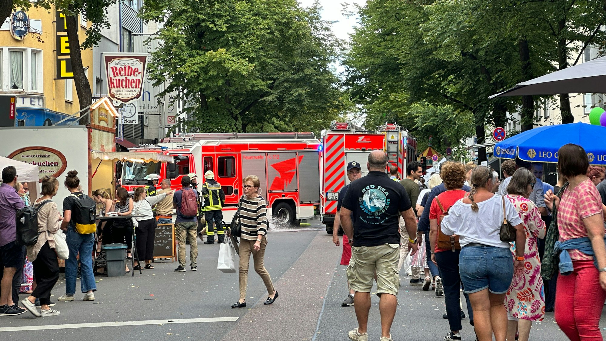 Ein Feuerwehrwagen kreuzt die Flaniermeile.