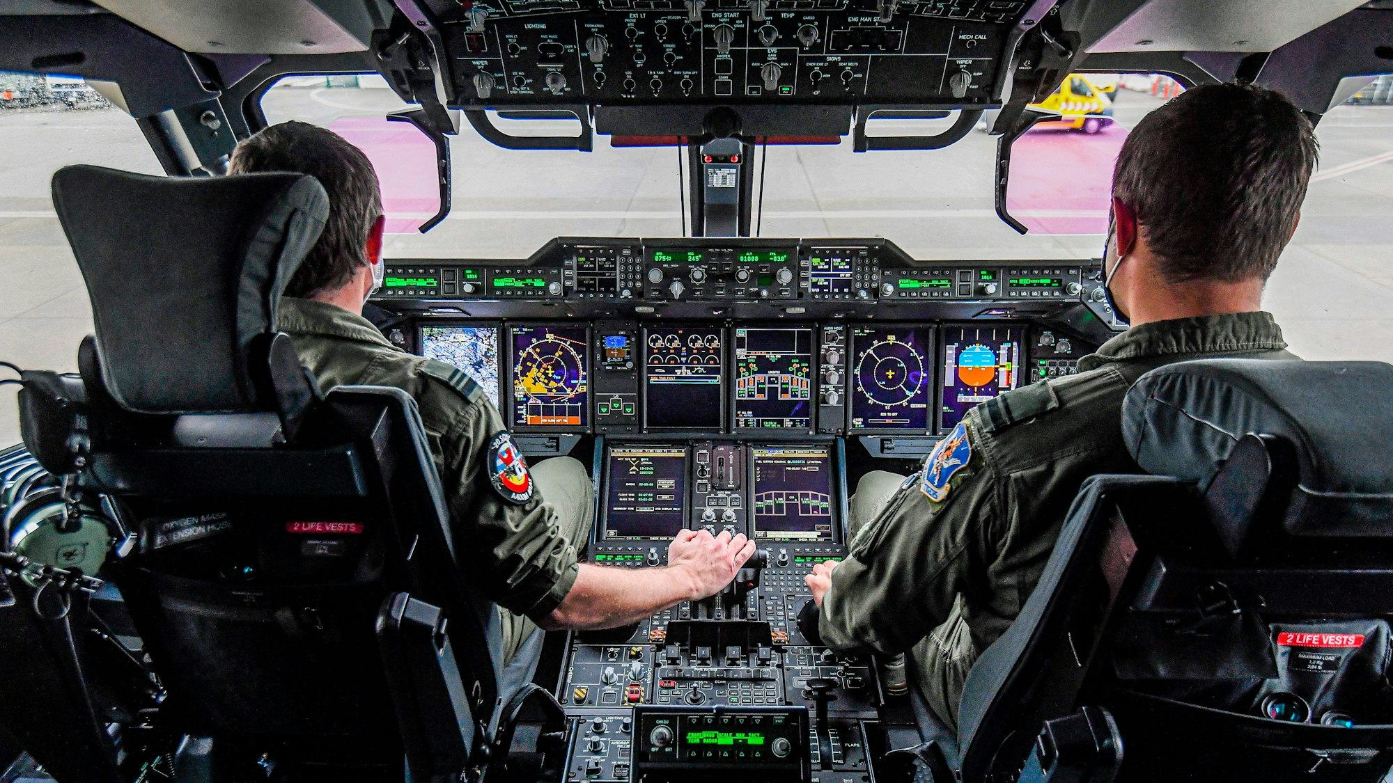 Piloten sitzen in dem Cockpit eines Transportflugzeugs (Symbolbild)