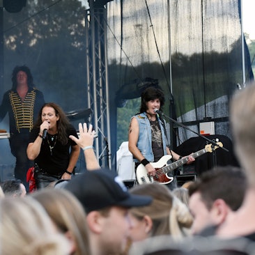 Der Sänger der Band „Jovi“ Mark Bon Jovi auf der Bühne des Musikfestivals „Rock am Scheelbach“