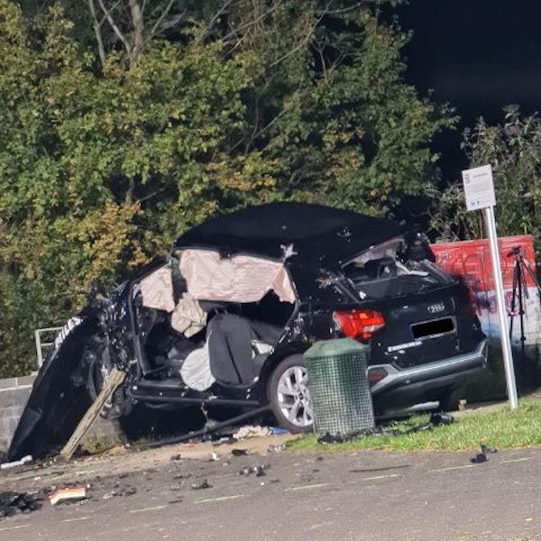 Ein nach einem Unfall zerstörter Audi-SUV.