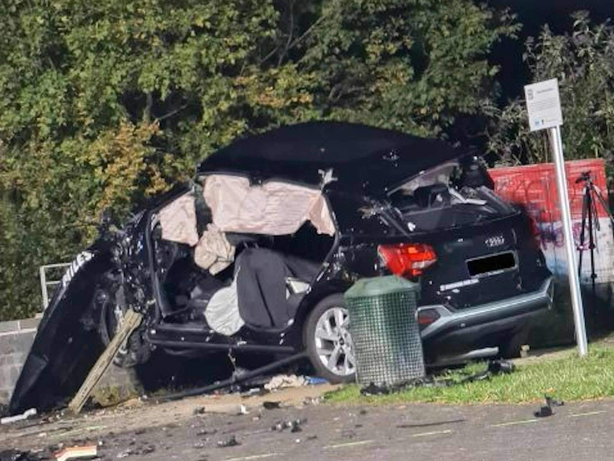 Das völlig zerstörte Unfallauto, aufgenommen um 2.44 Uhr.