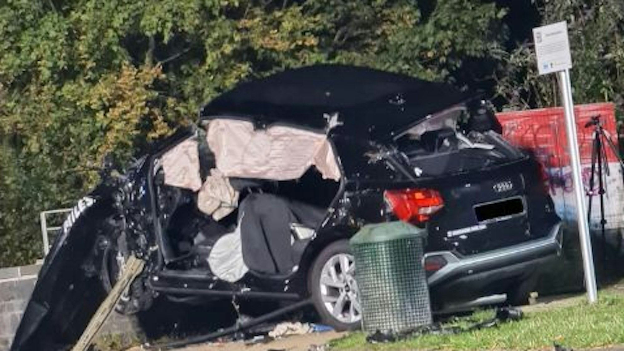 Ein nach einem Unfall zerstörter Audi-SUV.