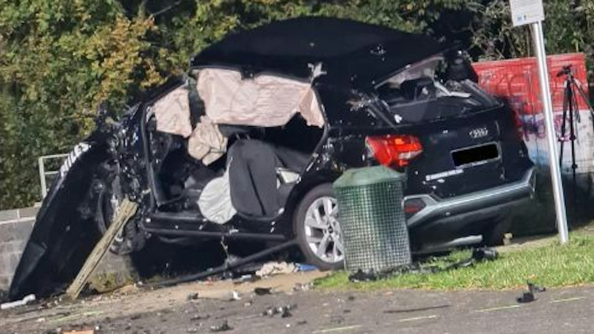 Das völlig zerstörte Unfallauto auf dem Niehler Damm