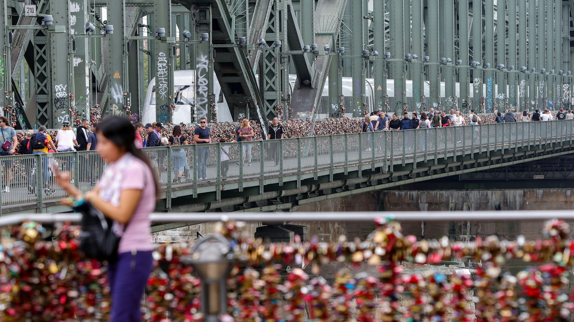17.08.2023, Köln: Blick auf die Hohenzollernbrücke mit Liebesschlössern.
Foto: Michael Bause