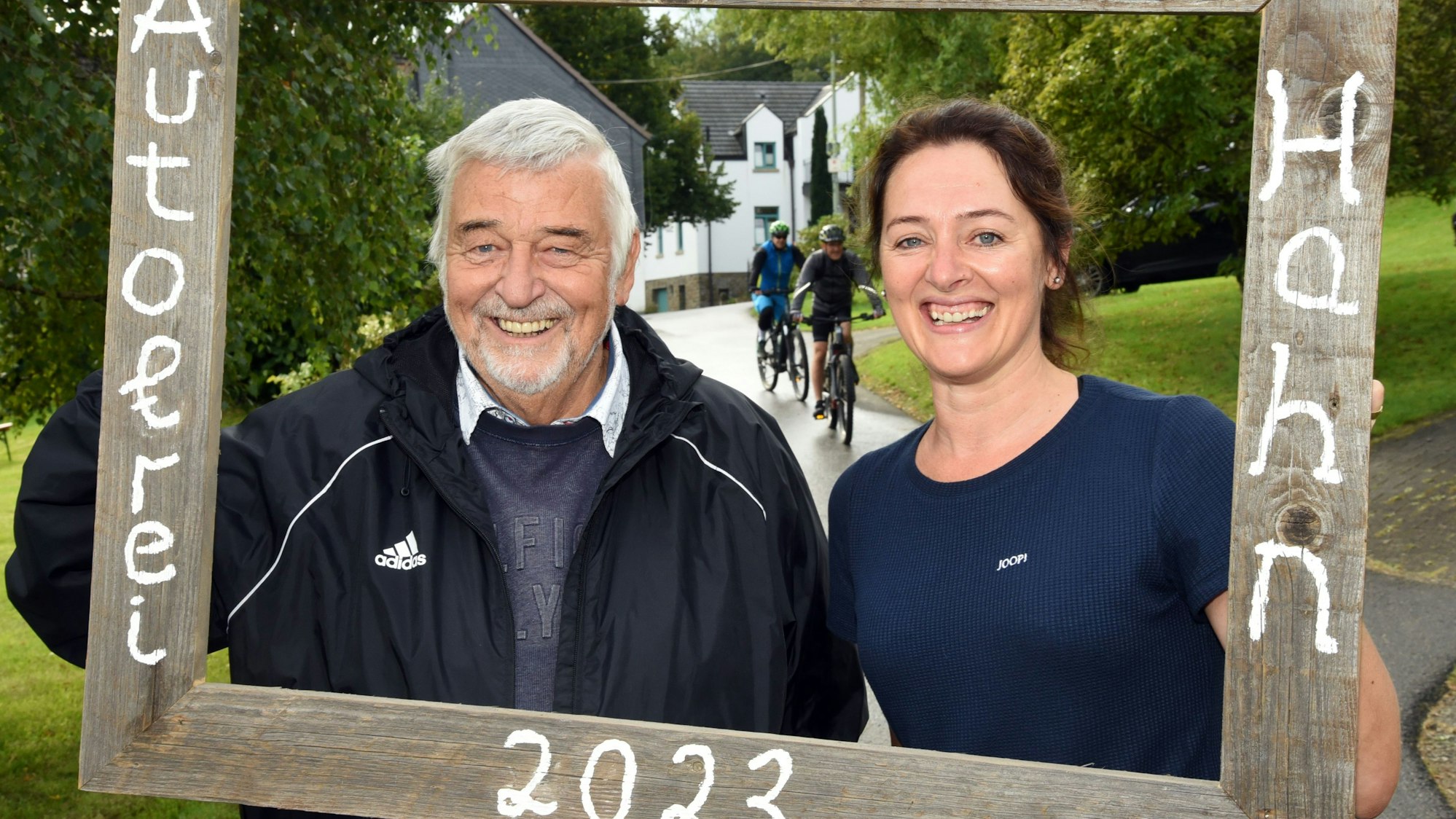Der Autofreie Sonntag vereint, das gilt auch für Waldbröls Bürgermeisterin Larissa Weber, die nach dem Fotostopp auf ein Bonanzarad stieg, und Nümbrechts stellvertretenden Bürgermeister Gerhard Dittich. Die beiden posieren mit einem hölzernen Bilderrahmen.