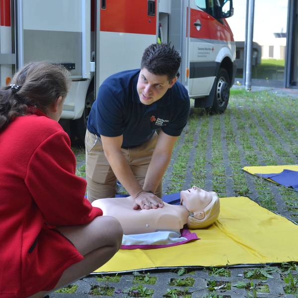 Das Bild zeigt eine Situation aus dem Erste-Hilfe-Lehrgang. Ein Mann übt die Herzdruckmassage.