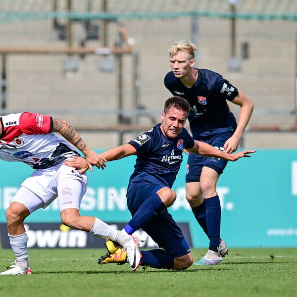 v.li.: Luca Marseiler Viktoria Köln, 30 Maximilian Welzmüller Unterhaching, 19 Raphael Schifferl Unterhaching, 37 im Zweikampf, Duell, duel, tackle, Dynamik, Action, Aktion, 26.08.2023, Unterhaching Deutschland, Fussball, 3. Liga, SpVgg Unterhaching - FC Viktoria Köln, DFB/DFL REGULATIONS PROHIBIT ANY USE OF PHOTOGRAPHS AS IMAGE SEQUENCES AND/OR QUASI-VIDEO. *** v li Luca Marseiler Viktoria Köln, 30 Maximilian Welzmüller Unterhaching, 19 Raphael Schifferl Unterhaching, 37 in duel, duel, tackle, dynamic, action, action, 26 08 2023, Unterhaching Germany , Football, 3 Liga, SpVgg Unterhaching FC Viktoria Köln, DFB DFL REGULATIONS PROHIBIT ANY USE OF PHOTOGRAPHS AS IMAGE SEQUENCES AND OR QUASI VIDEO xslx