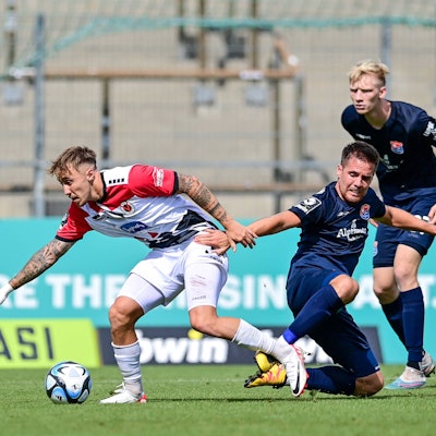 v.li.: Luca Marseiler Viktoria Köln, 30 Maximilian Welzmüller Unterhaching, 19 Raphael Schifferl Unterhaching, 37 im Zweikampf, Duell, duel, tackle, Dynamik, Action, Aktion, 26.08.2023, Unterhaching Deutschland, Fussball, 3. Liga, SpVgg Unterhaching - FC Viktoria Köln, DFB/DFL REGULATIONS PROHIBIT ANY USE OF PHOTOGRAPHS AS IMAGE SEQUENCES AND/OR QUASI-VIDEO. *** v li Luca Marseiler Viktoria Köln, 30 Maximilian Welzmüller Unterhaching, 19 Raphael Schifferl Unterhaching, 37 in duel, duel, tackle, dynamic, action, action, 26 08 2023, Unterhaching Germany , Football, 3 Liga, SpVgg Unterhaching FC Viktoria Köln, DFB DFL REGULATIONS PROHIBIT ANY USE OF PHOTOGRAPHS AS IMAGE SEQUENCES AND OR QUASI VIDEO xslx