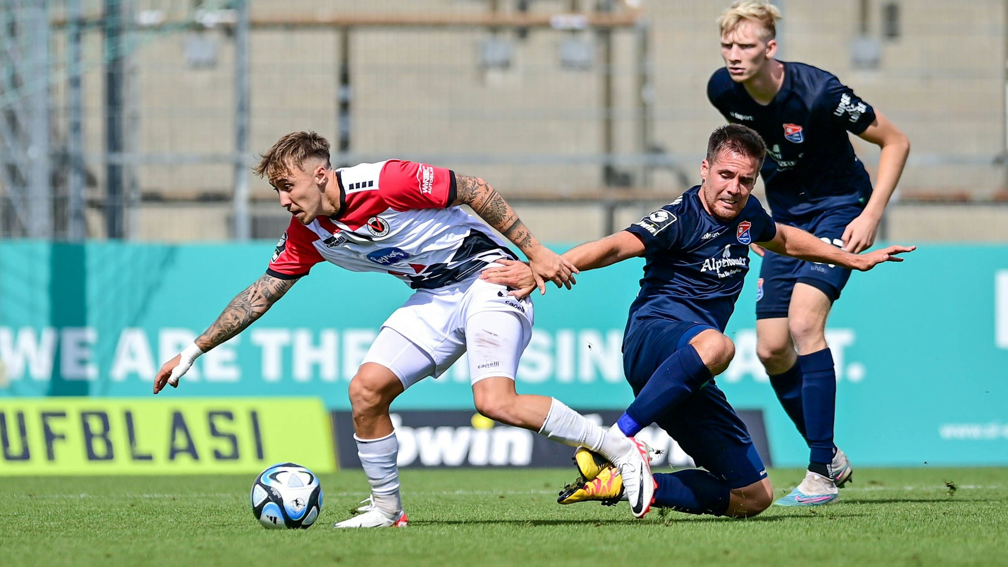 v.li.: Luca Marseiler Viktoria Köln, 30 Maximilian Welzmüller Unterhaching, 19 Raphael Schifferl Unterhaching, 37 im Zweikampf, Duell, duel, tackle, Dynamik, Action, Aktion, 26.08.2023, Unterhaching Deutschland, Fussball, 3. Liga, SpVgg Unterhaching - FC Viktoria Köln, DFB/DFL REGULATIONS PROHIBIT ANY USE OF PHOTOGRAPHS AS IMAGE SEQUENCES AND/OR QUASI-VIDEO. *** v li Luca Marseiler Viktoria Köln, 30 Maximilian Welzmüller Unterhaching, 19 Raphael Schifferl Unterhaching, 37 in duel, duel, tackle, dynamic, action, action, 26 08 2023, Unterhaching Germany , Football, 3 Liga, SpVgg Unterhaching FC Viktoria Köln, DFB DFL REGULATIONS PROHIBIT ANY USE OF PHOTOGRAPHS AS IMAGE SEQUENCES AND OR QUASI VIDEO xslx