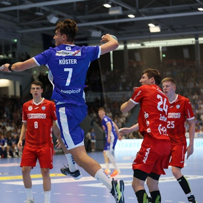 VfL-Handballspieler Julian Köster beim Sprungwurf vor dem gegnerischen Tor.