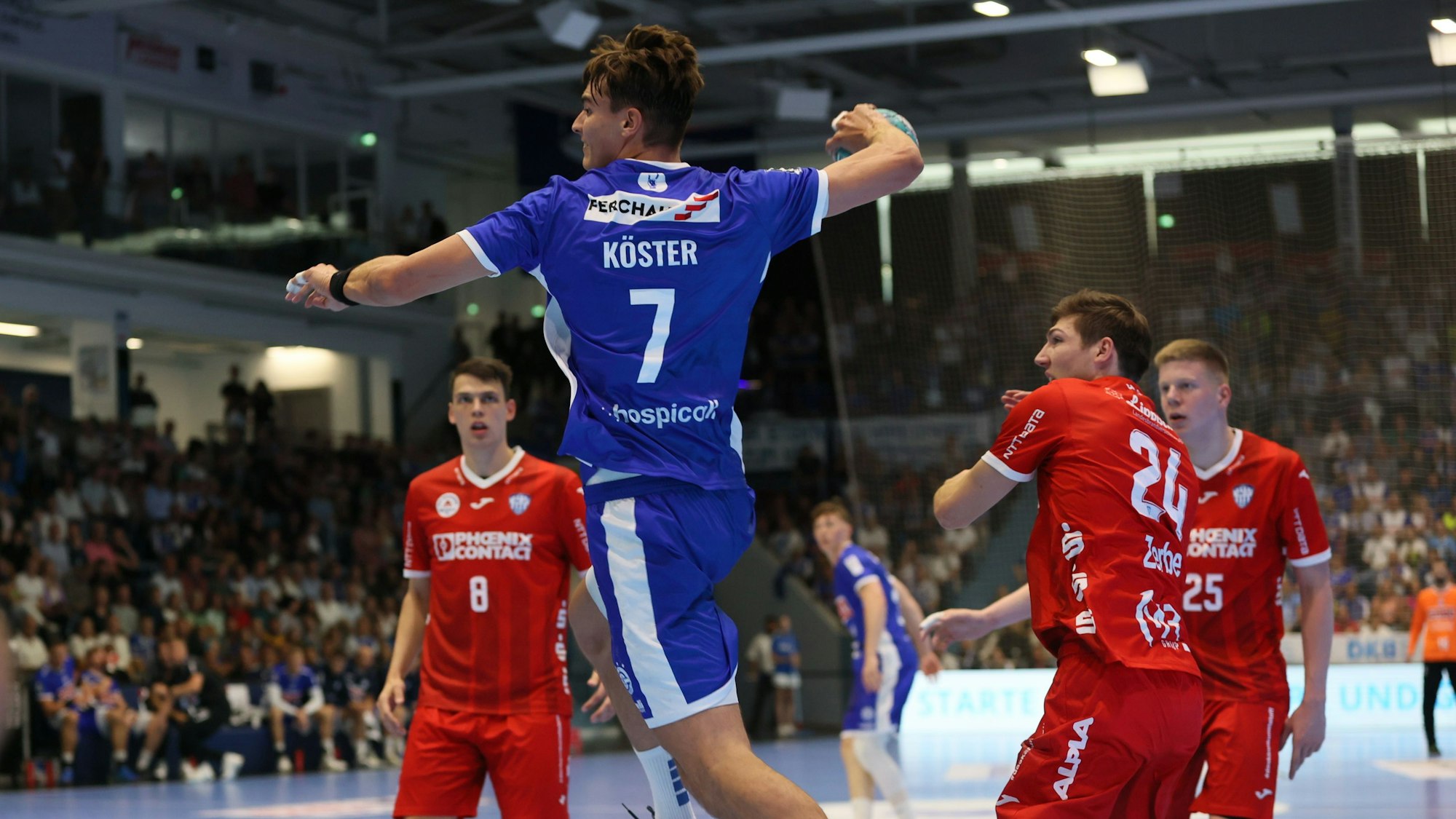 Julian Köster im Sprungwurf auf das Tor.