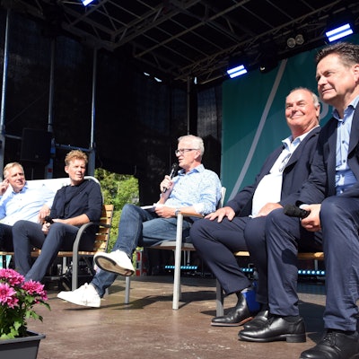 Zum Eröffnungsakt des neugestalteten Wiehlparks gehörte auch ein „Parkgespräch“, an dem Dr. Uwe Moshage (Vorstand Aggerverband, v.l.), Dr. Reimar Molitor (Geschäftsführer der Regionale 2025), Moderator Rainer Kalscheuer (Deutsche Stadt- und Grundstücksentwicklungsgesellschaft), Bartholomäus Labenz (Regierungsbaudirektor der Bezirksregierung Köln) und Wiehls Bürgermeister Ulrich Stücker teilnahmen. Die Männer nahmen dafür auf der Bühne und dort auf Parkbänken Platz.