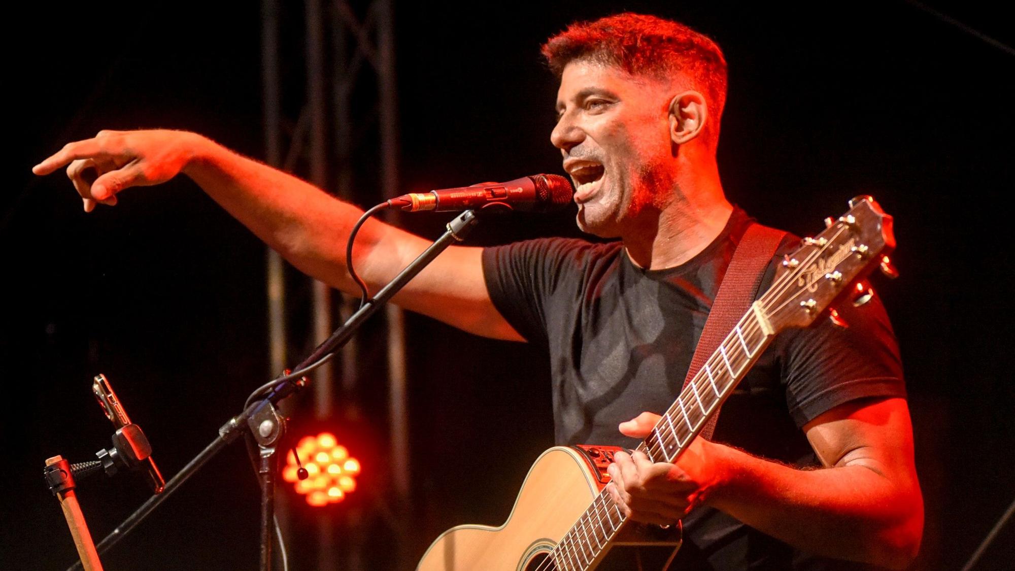 Auf dem Foto ist Raphael „Loopro“ Monsanto zu sehen. Er spielte mit dem Publikum und dem Looper.