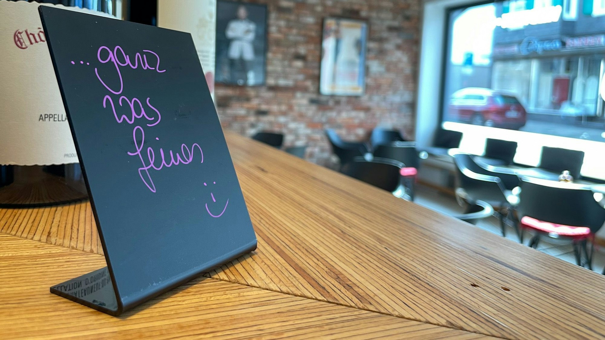 Ein Schild mit der Aufschrift „...ganz was Feines“ steht auf dem Tresen.