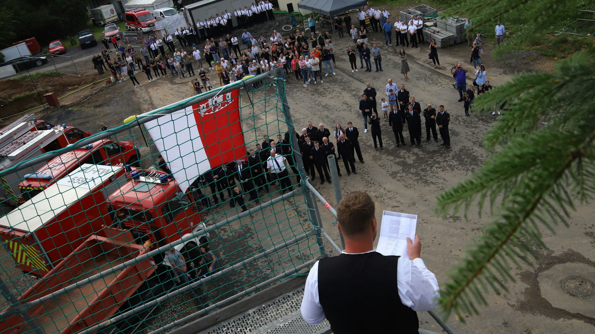 Zimmerermeister Damian Burghaus beim Richtspruch.