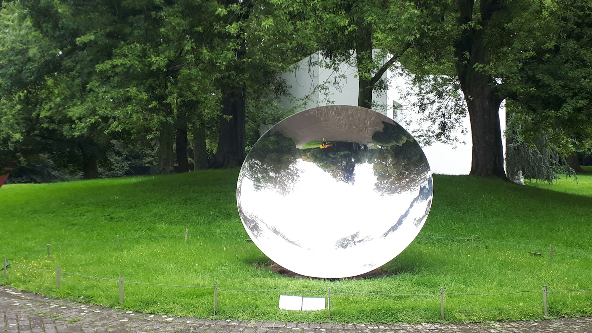 Zahlreiche Kunstwerke sind im Skulpturenpark verstreut ausgestellt.