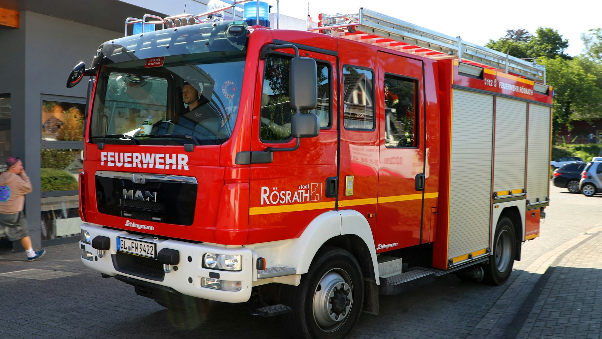 Ein Feuerwehrfahrzeug der Feuerwehr Rösrath fährt über eine Straße.
