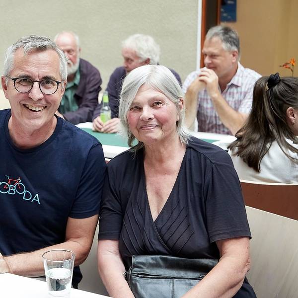 Andreas Wolter und Gisela Neveling sitzen an einem Tisch. Sie berichteten von den Zeiten, als die Grünen im Schleidener Tal gegründet wurden.